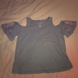 Blue t with embroidered flowers